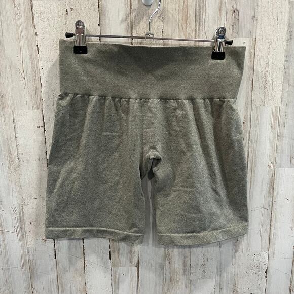 NVGTN Green Compression Seamless Workout Booty Shorts Womens Size Medium - Picture 1 of 5